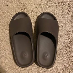 Yeezy Slides Earth Brown